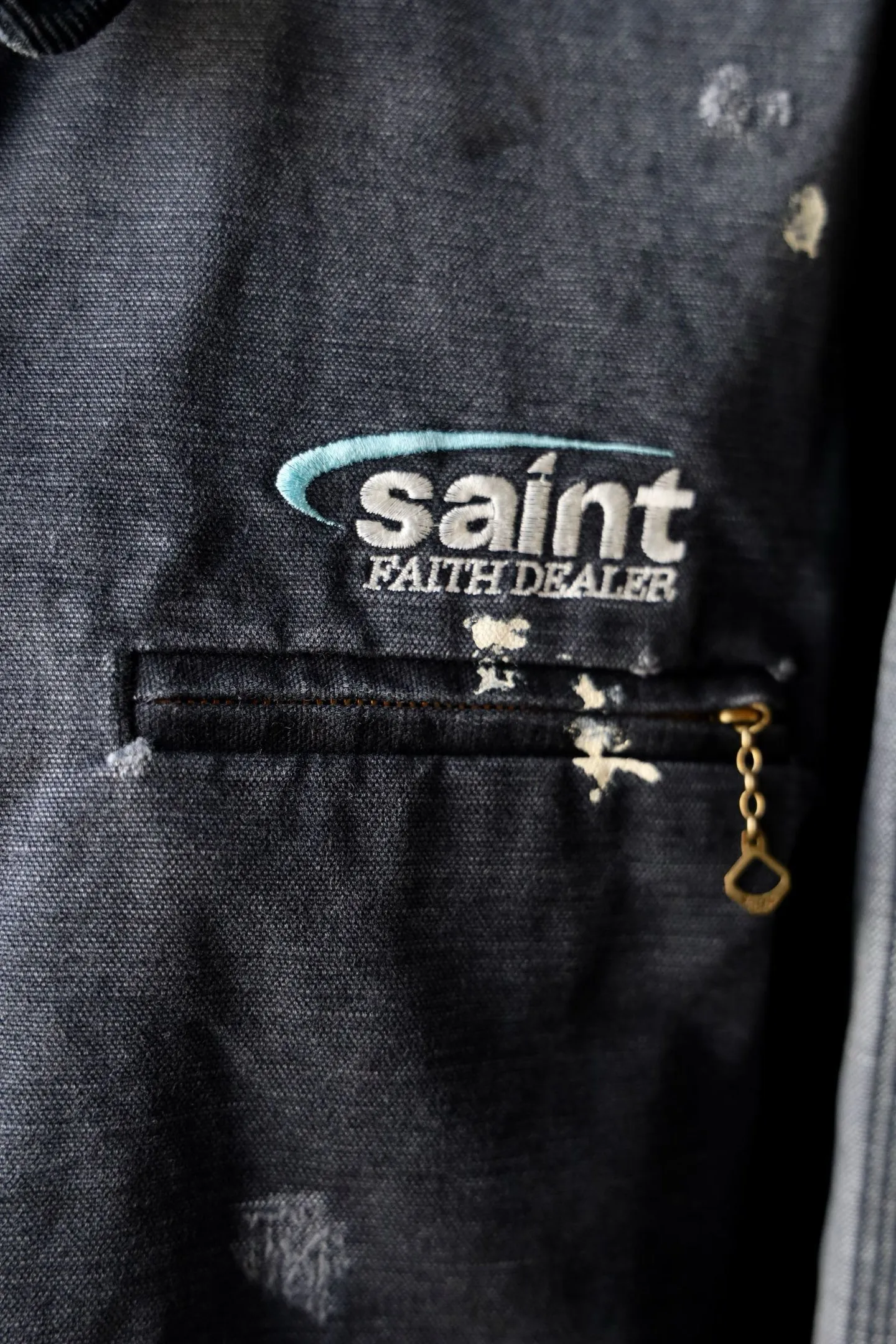 SAINT Mxxxxxx DETROIT JACKET/DRUG/BLK Detroit Workwear Washed and Distressed Jacket Washed Black S-XL A super heavy-duty Detroit jacket. It took more than 3 months to develop. All details. No detail. Complete reproduction and restoration. Customized washed and faded Assute canvas fabric. Rewashed the watermark to make the bones irregular and white. MX6 LOGO buttons, molded custom placket with LOGO zipper, no special shape zipper on chest